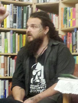 Chris Moser vor einer Bücherwand