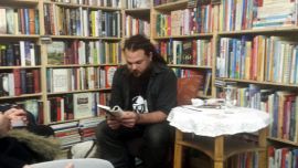 Chris Moser liest in seinem eigenen Buch