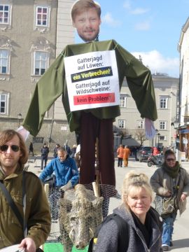 Max Mayr-Melnhof-Puppe auf einer Demo