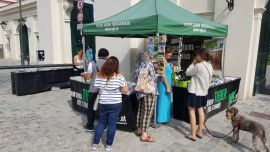 VGT Infostand mit Interessierten