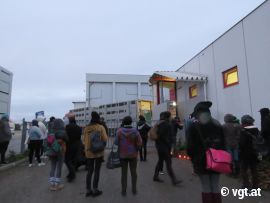 AktivistInnen vor dem Schlachthof