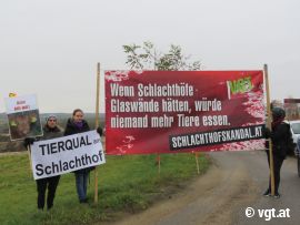 AktivistInnen mit Transparenten