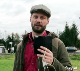 Max Mayr-Melnhof mit Mobiltelefon