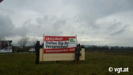 DemonstrantInnen mit Transparent