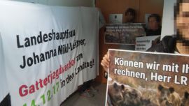 Bürobesetzung mit Banner