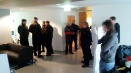 Polizei und andere BeamtInnen beraten wie sie weiter vorgehen