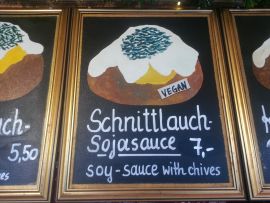 Angebotsschild mit Schnittlauch Sojasauce