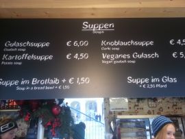 Angebotsschild mit Speisen