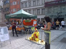 AktivistInnen am Infostand bei der Annasäule in Insbruck