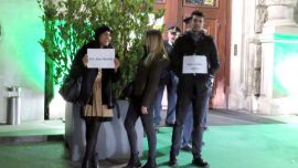 Drei Alibi-Personen geben vor eine Demonstrationsgruppe zu sein