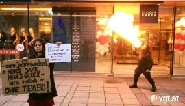 Aktibist spuckt Feuer vor Innsbrucker Kleider Bauer Filiale