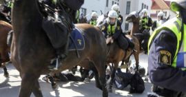 Personen werden von Polizeipferden zertrampelt