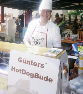 Koch am HotDog-Stand
