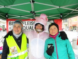 Aktivist_innen am Infostand