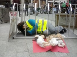 Frau in Schweine-kastenstand mit Babypuppen davor