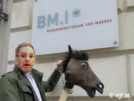 Aktivist mit Kickl-Maske