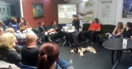 Gruppe von Aktivist_innen beim Vortrag von RespekTiere