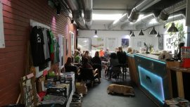 Sich auf Bar und Gruppenraum im MARK.