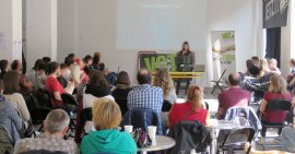 Vortragende vor sitzender Menschengruppe am ALW in Wien