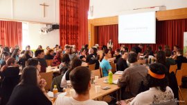 Prall mit Workshopteilnehmer_innen gefüllter Festsaal