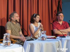 Podiumsgäste hören Publikumsfragen