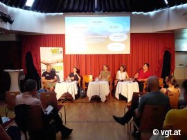 Podium mit Besucher_innen der Diskussionsveranstaltung