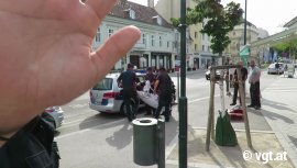 Polizei schleift Aktivisten zum Auto