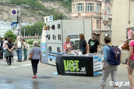 Aktivist_innen und Passant_innen am Infostand
