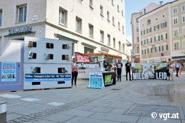 Infostand mit Banner und selbst gebastelten Tiertransporter