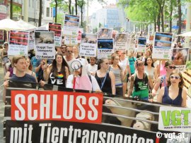 Zahlreiche Menschen mit bannern und Schildern gegen Tiertransporte