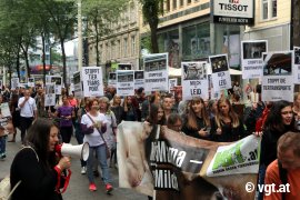 Menschen mit Bannern und Demoschildern