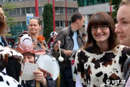 Demonstrant_innen mit Sprüchen und Schildern