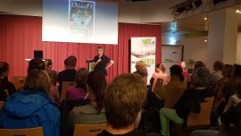 Elli Radinger vor ihrem Publikum in Wien