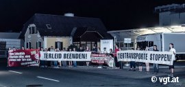 Zahlreiche Demonstrant_innen halten Banner