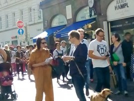 Vielen menschen in Innsbruck auf der Straße
