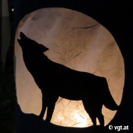 Laterne mit Wolfssilhouette