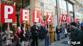 Eine Aufführung vor dem Pelz führenden Kleidungsgeschäft Hämmerle