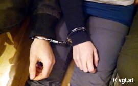 Handschellen an Armen