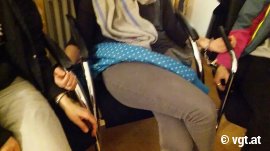 Aktivist_innen mit Handschellen 2