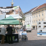 Infostand mit vielfältigen materialien.