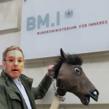VGT kettet „Polizeipferde“ aneinander