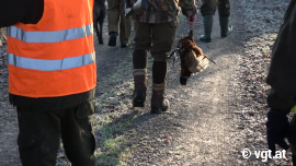 Jäger mit totem Fasan