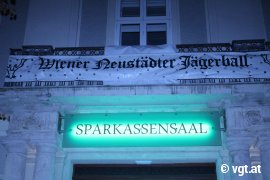 Fassade des Sparkassensaals in Wr. Neustadt mit Jägerball-Banner