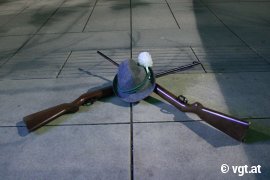 Hut mit Klopinsel liegt auf gewehren am Asphalt