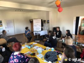 Gruppe blickt auf ein Flipchart
