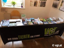 Infotisch mit Broschüren, Aufklebern, Buttons, Flugzetteln und Büchern