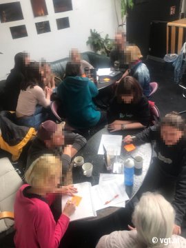 Personen arbeiten in Kleingruppen zusammen.