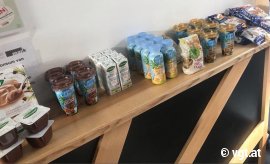 Tisch mit diversen Sponsoring-Getränken