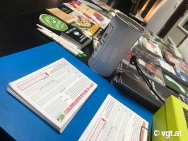 Tisch mit Infomaterialien