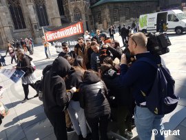 Dicht gedrängte Personen auf der Medienaktion des VGT
